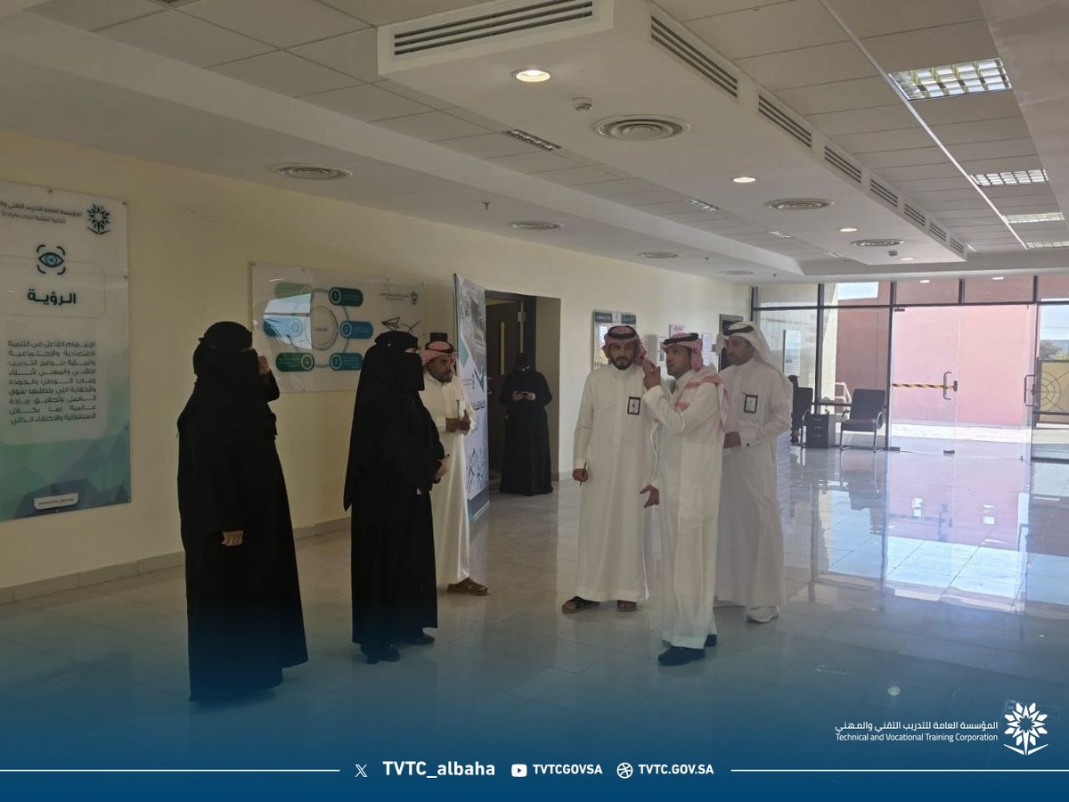 TVTC_albaha's tweet photo. في إطار زياراته الميدانية للمنشآت التدريبية بمنطقة الباحة، سعادة مدير عام الادارة العامة لـ #التدريب_التقني والمهني بمنطقة الباحة الأستاذ عبدالله بن علي خليف، يزور الكلية ال��قنية للبنات بالباحة اليوم الأحد 6 / 1 / 1448هـ ، للاطلاع على جاهزية الكلية واستعداداتها لانطلاقة العام التدريبي الجديد 1448هـ / 1449هـ.
واطّلع سعادته على التجهيزات والخطط التشغيلية وبرامج استقبال المتدربات، مؤكداً أهمية الاستعداد المبكر وتوفير بيئة تدريبية محفزة تسهم في تحقيق جودة التدريب ورفع كفاءة المخرجات.