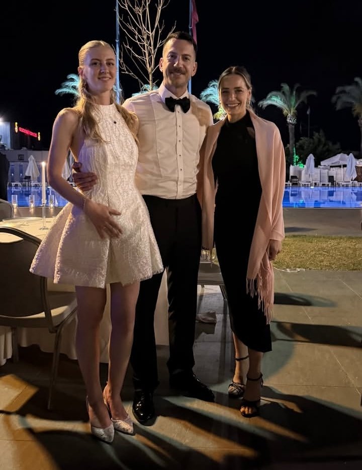 mauroscar_'s tweet photo. Ogedayımızın biricik kız kardeşi, dostu, bayrak arkadaşı Damla olmadan düğün olmazdı zaten. Adada ortaya koyduğunuz kardeşliği ve dostluğu en iyi şekilde devam ettiriyorsunuz. Sizi çok seviyoruz OgDam 💙🚣‍♂️🐤 https://t.co/EkzGvC7Is3