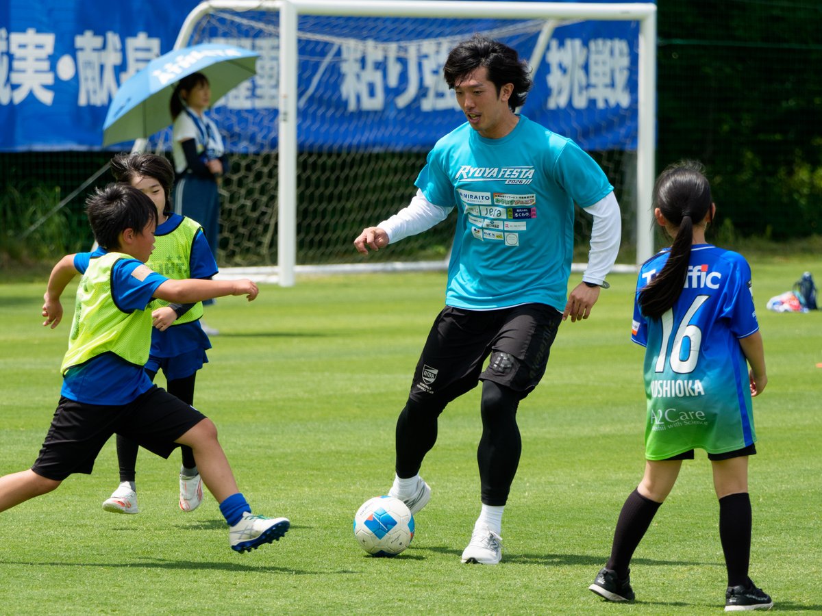akirepo_targma's tweet photo. フォトレポート【無料公開】#飯泉涼矢 が小学生対象のサッカーイベント「RYOYA FESTA」開催。秋田への感謝を表現しサッカー人口増加を願う - 秋田サッカーレポート https://t.co/tULJIoG5MP 
#ブラウブリッツ秋田 #秋レポ https://t.co/hFyZImheLk