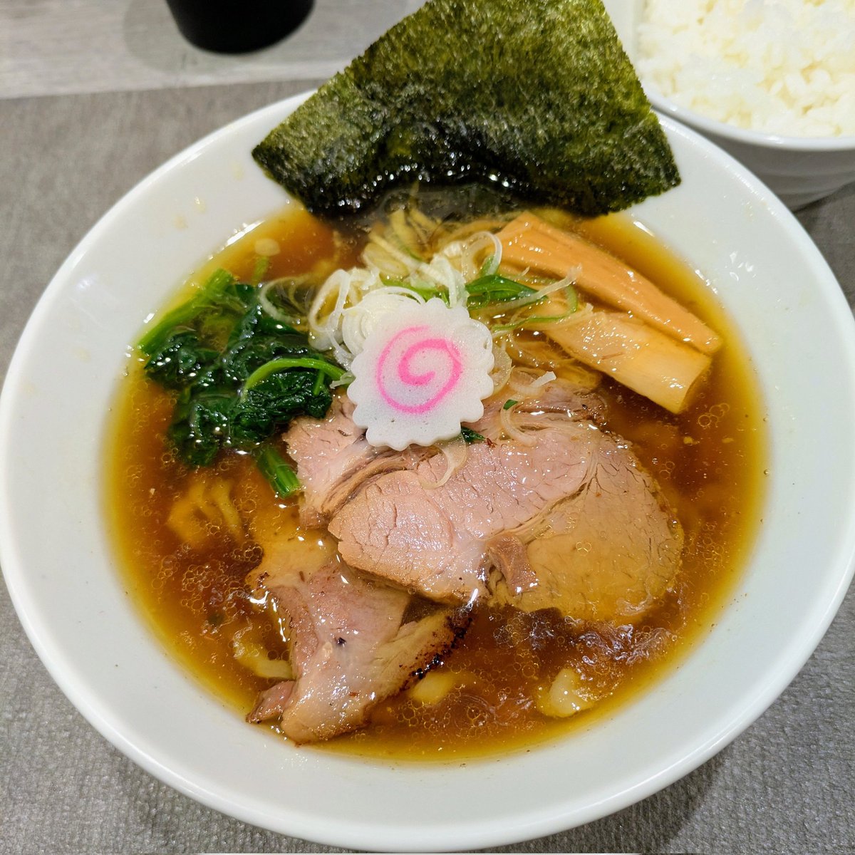 Mascara_condor's tweet photo. 手打ち 蓮＠両国
醤油ら〜麺
自家製手打ち麺がモッチリで小麦の風味も豊か😆甘めな醤油スープは旨味がスッキリと味わえて、縮れ麺の小麦の甘みも引き立ち、麺とスープの調和も見事 https://t.co/gYx6L2jfh7