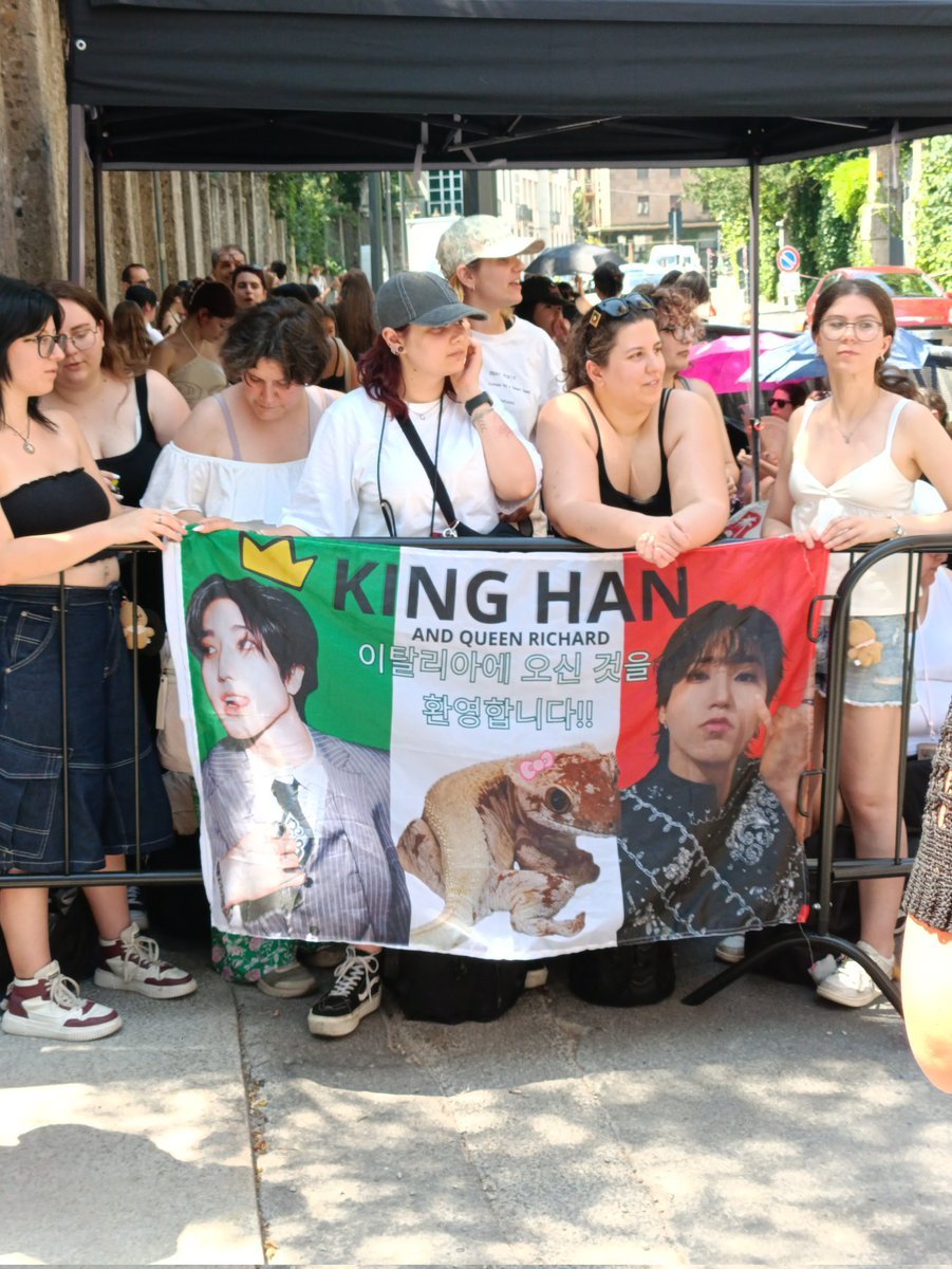 han_jisung_solo's tweet photo. Thank you to everyone who supports our talented #HAN. This is HIS moment. it really means a lot to him! 

HAN EMBODIES TODS
 #HANXTODS @Tods https://t.co/si8rV6i7df