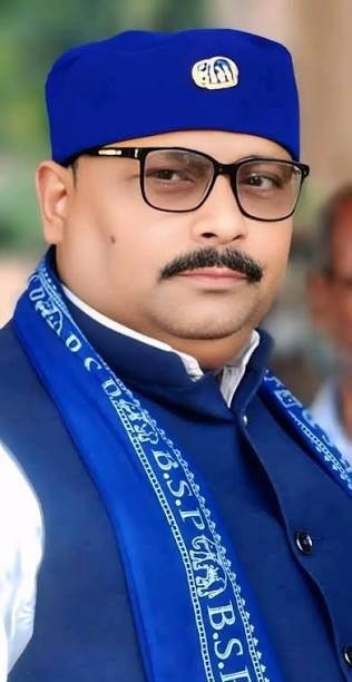 AnilYadavmedia1's tweet photo. श्यामलाल पाल समाजवादी पार्टी के प्रदेश अध्यक्ष हैं,
विश्वनाथ पाल BSP के प्रदेश अध्यक्ष हैं,

दोनों नेता पाल बिरादरी से आते हैं,

श्यामलाल पाल अपनी पार्टी को आगे बढ़ाने में लगे रहते हैं,

विश्वनाथ पाल अपनी पार्टी के टिकट बेचने के लिए नए नए ग्राहक ढूंढते हैं,
पांच लाख पार्टी कोष में देने वालों की मुलाक़ात 
बहन जी से कराते हैं,
ऐसा दैनिक भास्कर के स्टिंग ऑपरेशन में खुलासा हुआ है,

पूरा पाल समाज इस बार समाजवादी पार्टी के साथ जुड़ गया है,

@grok UP में पाल समाज की आबादी कितने फीसदी है,