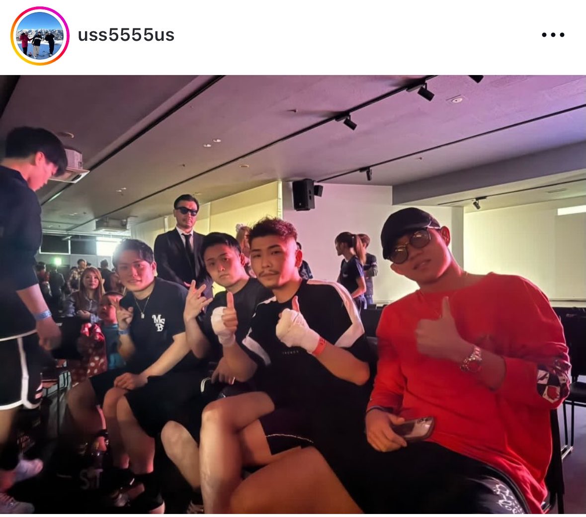 ShinjukuSokai's tweet photo. このリフォーム詐欺トクリュウ、秋元強真選手だけじゃなくて色んな選��に近づいてるな。
パクられて最近出てきた元従業員によると、有名選手との写真を見せたり飲み会に選手を呼んでなんかすごそうに見せたりして、点検商法の闇バイトの勧誘に利用しているとの事。

���下、この笹島宙グループによるえげつないリフォーム詐欺の被害一部を紹介。
※元従業員より提供、証拠は警察に提供済みとの事

——
横浜市中港北区大曽根　◯中邸
こちらはトータルの金額5000万近く取っていました。
お客はおばあさんで毎日のように工事の増しに行き毎日現金を出金させて回収していました。
領収書も切らなかったり契約書がないのにも関わらず工事内容に変更が出たからなどと言い現金を受け取っていたことを笹島と一緒に現場に営業に行っていた宮部から確認済み。
田中さんの娘が司法書士という職業柄不審に思い工事がストップし、沸きました。
現在民事裁判、刑事裁判をどちらも娘さんが取り繕っていると聞いています。

千葉市若葉区高根町　櫻◯邸
こちらも工事代金でトータル1億近い金額を受け取っています。
それ以上を受け取っている可能性あり。
こちらの方は不動産をいくつももっており、お金がないからと言って断られてもリフォームをした分この家の価値がつくから不動産を売ってリフォームしましょうと言葉巧みにやる必要のない工事を勧めて客から騙し取っていた。
その不動産取引も怪しそうな不動産会社と手を組み不動産会社の人間が契約書や現金を持って櫻◯邸にきていたところに同席しお客が不動産会社の人間から現金を渡された直後に受け取っていたところを当時一緒に行っていた笹島の元従業員から確認しています。
こちらの櫻◯邸に関しては笹島が以前使っていた辞めた従業員の名前を利用し、契約書等を巻いていた模様。
他人になりすまし客から金を騙し取っているので完全に詐欺だと思われる。
それは自分以外の辞めた元従業員も見ています。

沸いている客は数えきれないほどあるが金額が多大なのは自分の知る限りはこの二つです。
——
格闘家はスポンサーチェックが本当に甘い。
この前のクリアースカイ500億事件のように、飛び火して大変な事になる場合があるから、こういうやばいやつからは金なんかもらわないほうがいいと思う。
写真の中だと、SATORUは元々悪いからイメージダウンがないので大丈夫だと思うが。