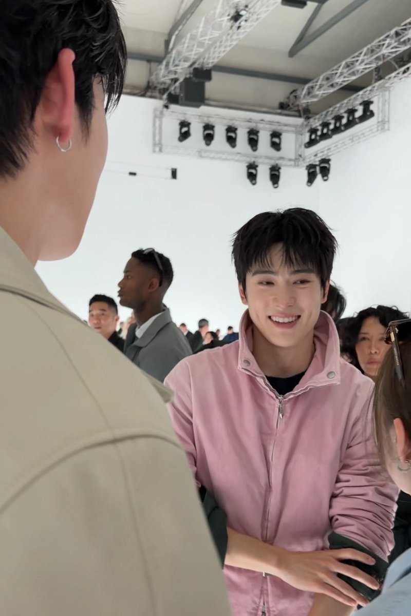 phupeanuts's tweet photo. WAJAR GAK GW NANGIS❓☹️😓 bangga banget sama abang, pasti pond juga bangga sama dirinya sendiri bisa ada di satu acara besar bersama idola nya hufufhufhufhfuf 🥺❤

POND PRADA SS27 IN MILAN

#ppnaravit #PradaSS27xPond https://t.co/sPeUG46DCR