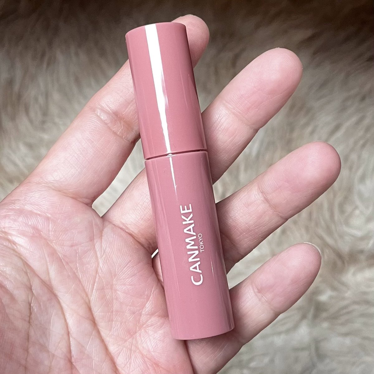 jjdoesitwork's tweet photo. canmake glass tint สี 02 สวยมากกกกกก เป็นชมพูกุหลาบตุ่นๆ ที่ทำออกมาได้พอดีมาก ไม่ติดม่วง ไม่ติดส้ม สวยละมุนเหมือนใส่ฟิลเตอร์ให้ปากอ่ะ ฟินิชเงาๆ ฉ่ำๆ เหมือนน้ำตาลเคลือบเลย แล้วสเตนโคตรทนกินข้าวกินน้ำยังเหลือสตนติดปาก https://t.co/K3qhjXVGwL