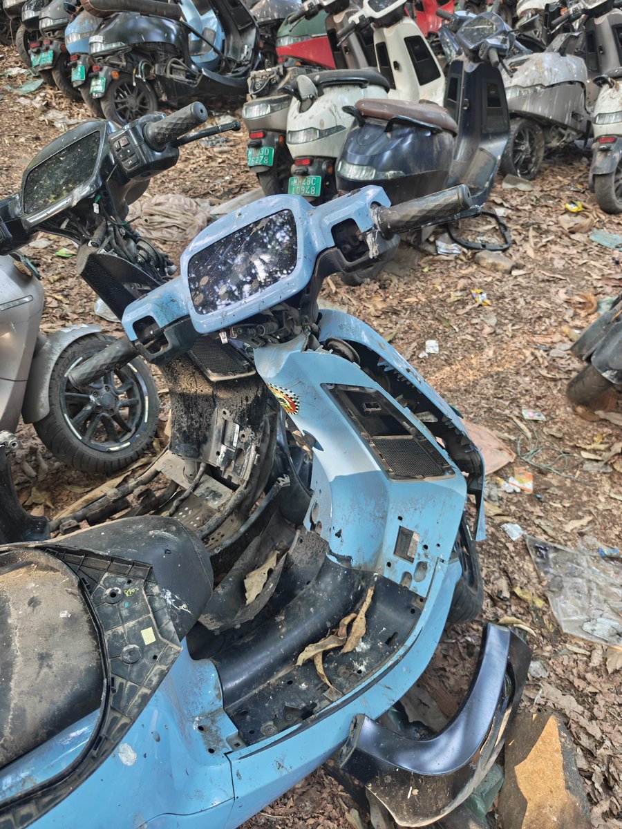 abdulkuddos6fg's tweet photo. @OlaElectric @bhash @consumerforum_ your service centre people are thieves they're selling parts from my ola scooter which is at your thane (mumbai) junkyard (service centre) since three months waiting for a battery replacement. How are you people still allowed to sell vehicles? https://t.co/zwOsNRaC5c