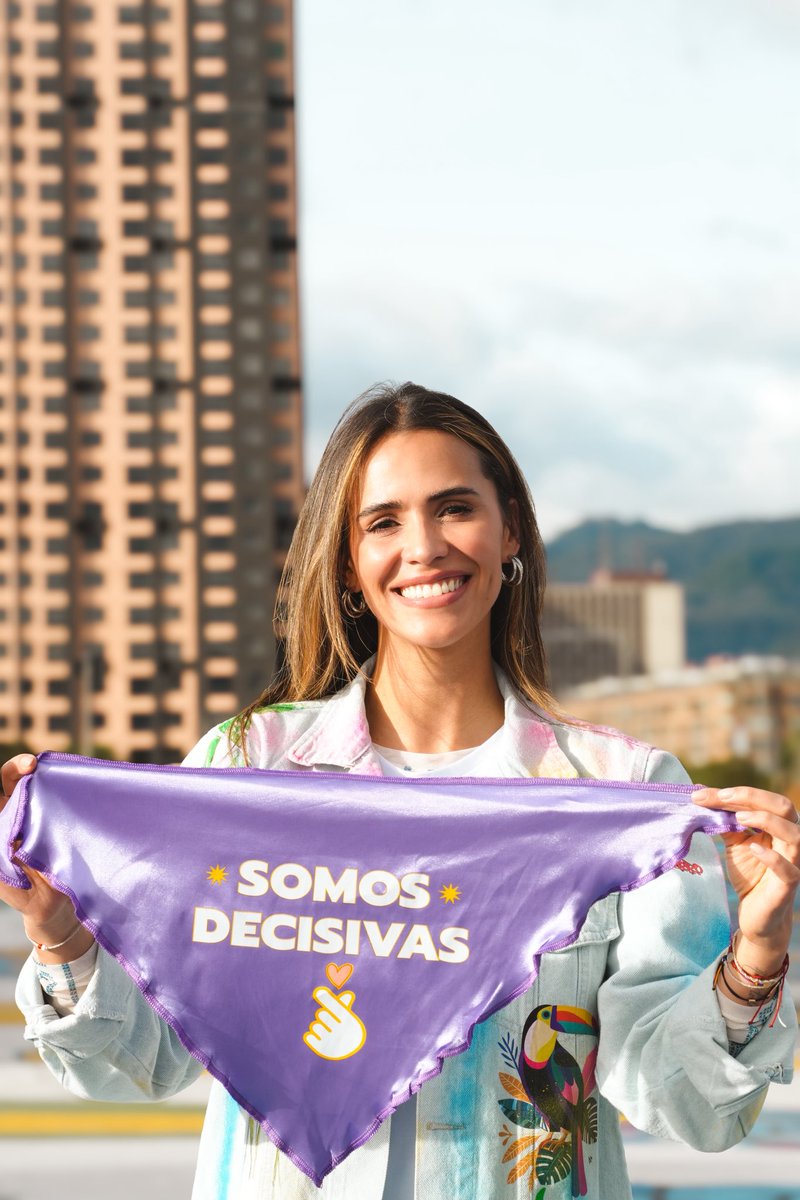 MafeCarrascal's tweet photo. Se abren las urnas en todo el país y comienza una jornada que marcará nuestra historia.
Durante años hemos luchado, hemos resistido, hemos levantado la voz cuando otros quisieron silenciarnos. Hemos defendido nuestros derechos, a nuestras familias, a nuestros afectos y a nuestra forma de habitar este país. Por eso hoy no es un día cualquiera. Hoy es el día de demostrar que estamos aquí, que somos parte de Colombia y que nadie decidirá nuestro futuro sin nosotras.

Somos decisivas. Somos millones. Somos la fuerza de quienes creen que la democracia se construye participando y no resignándose. Pase lo que pase, nadie podrá decir que nos rendimos. Nadie podrá decir que nos quedamos en casa mientras otros decidían el rumbo de nuestras vidas.
Salgamos a votar con alegría, con esperanza y con amor. Que cada voto sea un abrazo a quienes lucharon antes que nosotros, una promesa para quienes vendrán después y una apuesta por el país que soñamos construir.

Hoy no votamos desde el miedo. Votamos desde la convicción de que la vida merece ser defendida, de que el amor siempre será más fuerte que el odio y de que el futuro también nos pertenece.
Hagamos historia.
#MeLaJuegoPorLaVida 🫰