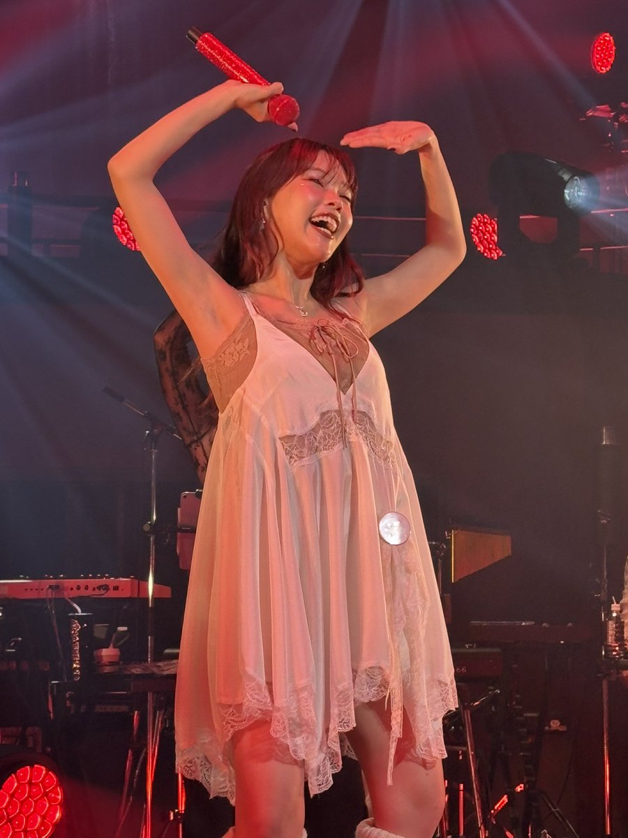 kakekake0615's tweet photo. nukariariぶりのライブ最高に楽しかった☺️

やっぱりアイナのライブの為が生きがいだなぁって実感するし、幸せな時間でした。
MCの時もバンドメンバー達も笑顔でとても素敵な空間でアイナと目を合わせに行けてよかったです😭

やっぱアイナが1番です👊
#アイナジエンド 
#PICNIC 
#アイナ福岡 https://t.co/wWYeOTSZ75