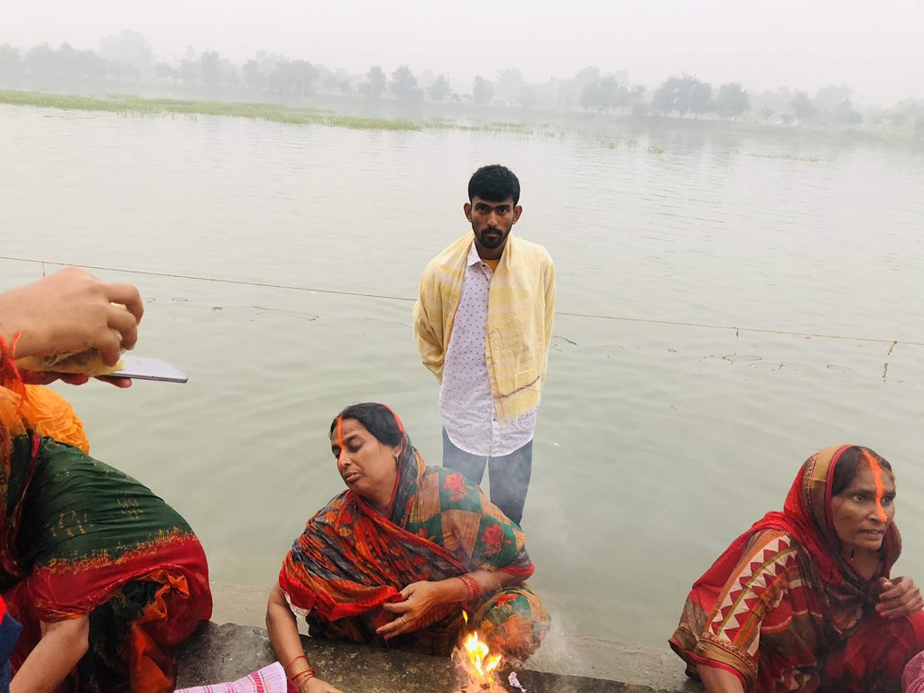 Nachiketareply's tweet photo. योग नदी का बहना है
गंगा हिमालय से निकलकर समंदर से मिलती है, रास्ते में सबको पानी देती है वह योग है।
खुद मिटकर सबको जीवन से जोड़ना ही योग है।
#WorldYogaDay https://t.co/NV0rQaIO7N
