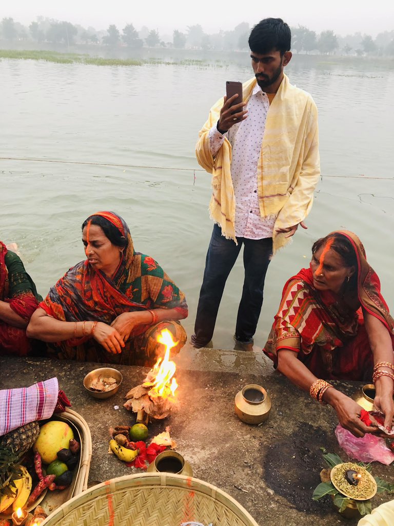 Nachiketareply's tweet photo. योग नदी का बहना है
गंगा हिमालय से निकलकर समंदर से मिलती है, रास्ते में सबको पानी देती है वह योग है।
खुद मिटकर सबको जीवन से जोड़ना ही योग है।
#WorldYogaDay https://t.co/NV0rQaIO7N