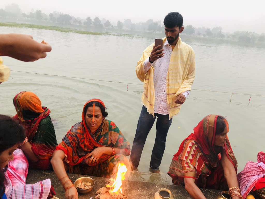 Nachiketareply's tweet photo. योग नदी का बहना है
गंगा हिमालय से निकलकर समंदर से मिलती है, रास्ते में सबको पानी देती है वह योग है।
खुद मिटकर सबको जीवन से जोड़ना ही योग है।
#WorldYogaDay https://t.co/NV0rQaIO7N