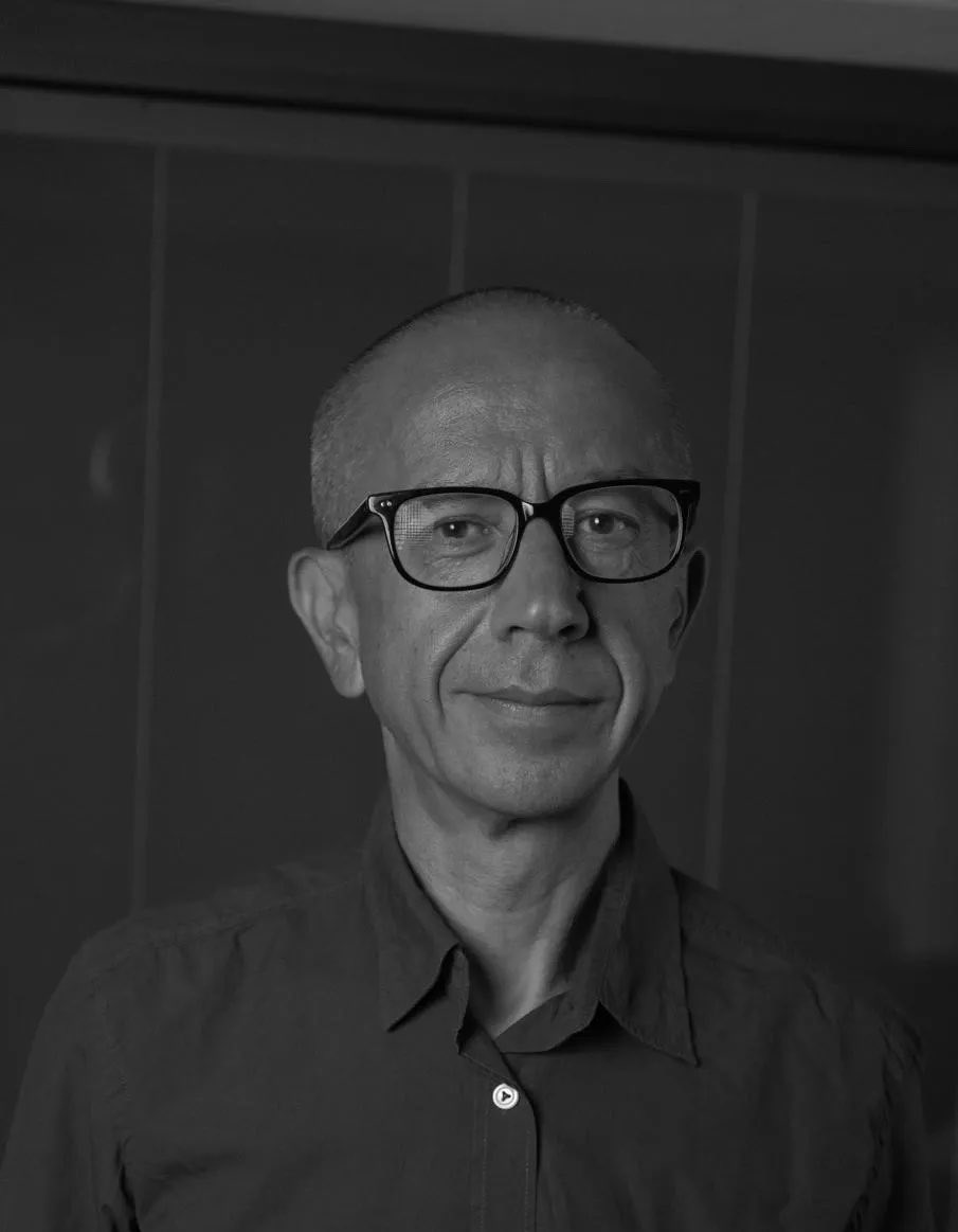 jurnalhabertr's tweet photo. Psikolog Ahmet Öztürk, evcil hayvanla büyüyen çocukların duygusal zekasının nasıl şekillendiğini anlattı.

"En doğru seçimlerden bir tanesi. 

Bir çocuğun doğduğu andan itibaren canlı bir hayvanla birlikte büyümesi, çocuk için ebeveynlerin dışında diğer canlılarla beraber alternatif bir yaşam şeklini görmesi harika bir şeydir. 

Çünkü hayvanın dili eğlencedir. 

Yani çocuk için söylüyorum. 

Çocuk için çok doğru bir seçim. 

Mutlaka kedi veya köpekle büyümesi çok çok iyi olur."