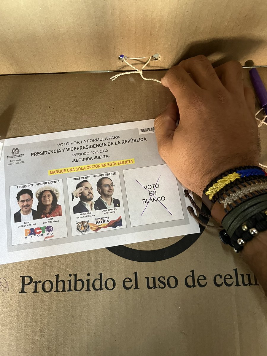 JUDAN_1020's tweet photo. “Vine a votar, pero mi candidato no estaba en el tarjetón y mi única opción fue anular el voto”. “Ojalá se ahogue ese hijueputa, lo odio”…

¿Les suena conocidas esas frases?

Hoy voto en blanco porque ninguno de los dos candidatos me representa. Ninguno tiene propuesta de país, el uno se los ganó a punta de IA y show barato y el otro ni hablar. Una mierda ambos. 

* Es un voto de rechazo a la campaña sucia de ese candidato y a quienes dedicaron meses a destruir a todo el que no se alineaba con ellos. Hoy piden unidad y el voto. Ja! 

* Es un voto de rechazo a los políticos que traicionaron a su propio partido, el @CeDemocratico,  mientras guardaron silencio  y fingían apoyo pero le estaban cargando las maletas por debajo de la mesa  al otro candidato y no acompañaron a @PalomaValenciaL y atacaban al presidente @AlvaroUribeVel y a su familia. 

* Nunca conocí sus propuestas en debates públicos, porque siempre les huyó y cuando asistió dejó más dudas que respuestas.

* Por el silencio cómplice de @MovSalvacionNaly @Enrique_GomezM y el hoy candidato, ante las denuncias contra el senador electo @Alejoberme0 sobre presunto abuso sexual, que espero la justicia le caiga y esclarezca. 

Por eso y mucho más, que entre el diablo y escoja entre esos dos. Al zucarismo y a los políticos torcidos #NiPerdonNiOlvido 🖕🏻carechimbas