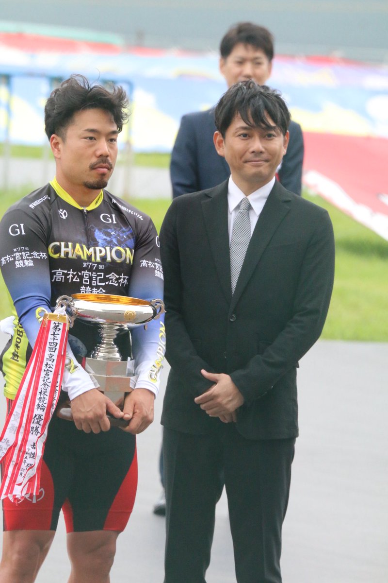 jjasu9's tweet photo. G1と今井翼さんのトークショー目当てで岸和田競輪に行きました
トークショーは撮影禁止だったのですが、表彰式に出るって事を言ってくれたので
表彰式迄いました
ポジションが良かったのか良く見えました
#高松宮記念杯競輪
#岸和田競輪 
#今井翼
#古性優作 https://t.co/JkQlejfvBo