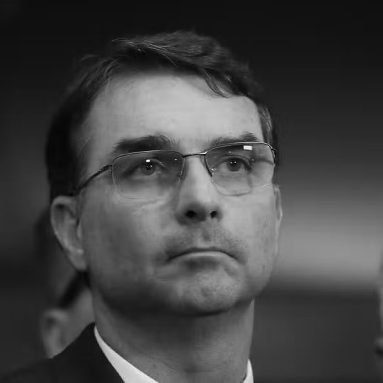 pedrorousseff's tweet photo. 🚨BOMBA! Foi revelado pelo jornal O Globo que FLÁVIO BOLSONARO teve outra reunião com DANIEL VORCARO para PEDIR mais DINHEIRO!

Até onde vão as MENTIRAS do RACHADINHA? 🚓🇧🇷🤦‍♂️ https://t.co/PlMkH0UB0R