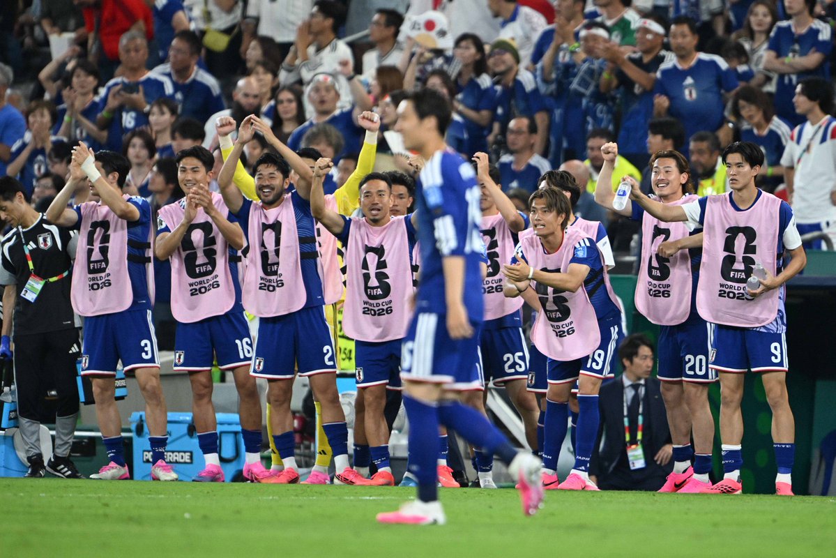 samurai_sbcom's tweet photo. 世界の強豪達に、果たしてこれほど出場に飢えたプレイヤーがいるか？

ベンチの選手が全員立ち上がって鼓舞するチームがいるか？

39歳の世界的レジェンドが率先してコレをやってくれる国があるか？

日本は11人じゃなく26人で戦って、スタッフやサポーターが支えてる。
こんなチーム誇りを持って応援するしかないでしょ！！！！

#ワールドカップ #サッカー日本代表