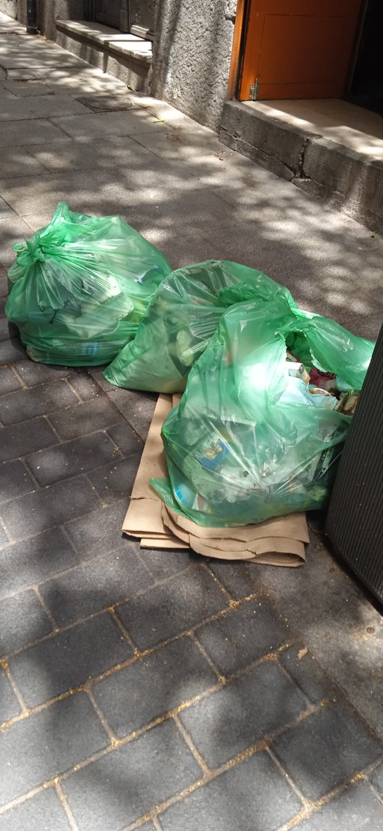 reclamalavapies's tweet photo. Alguien algún día las recogerá. Y si no lo hacen seguirá siendo el decorado habitual. https://t.co/yNImPsfWxj
