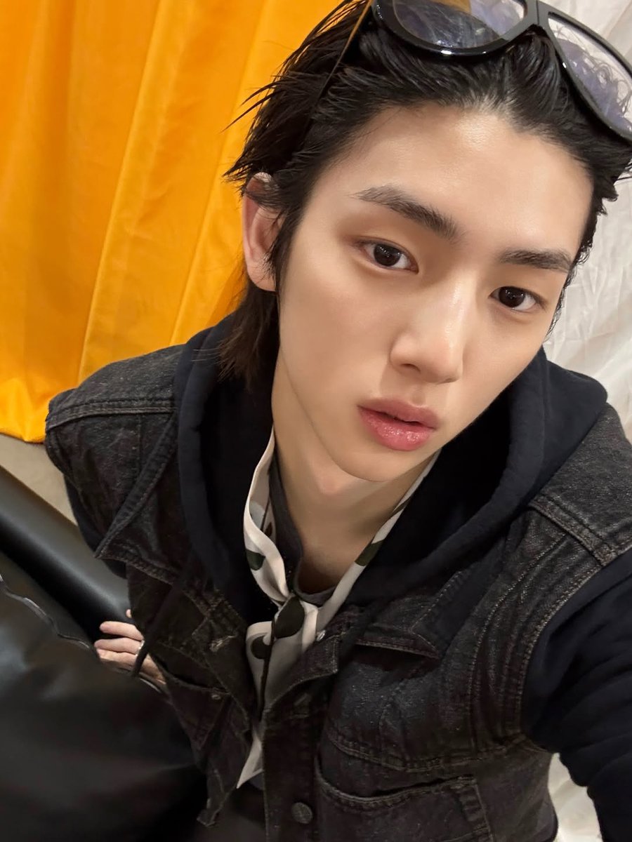 jjuchew's tweet photo. gua bingung banget, dia kalo selca kan selalu cantik dan nyimut BANGET YA, BUT I SWEAR JJU DI REAL LIFE MALAH GANTENG??? AURA NYA MANLY BANGET??? GUA TIM JJU CANTIK YANG LIAT JJU SECARA LANGSUNG KEMARIN KEK "HAH GANTENG" beneran tipe cowo cool gitu 😭😭😭 https://t.co/XSJ1EsV87b