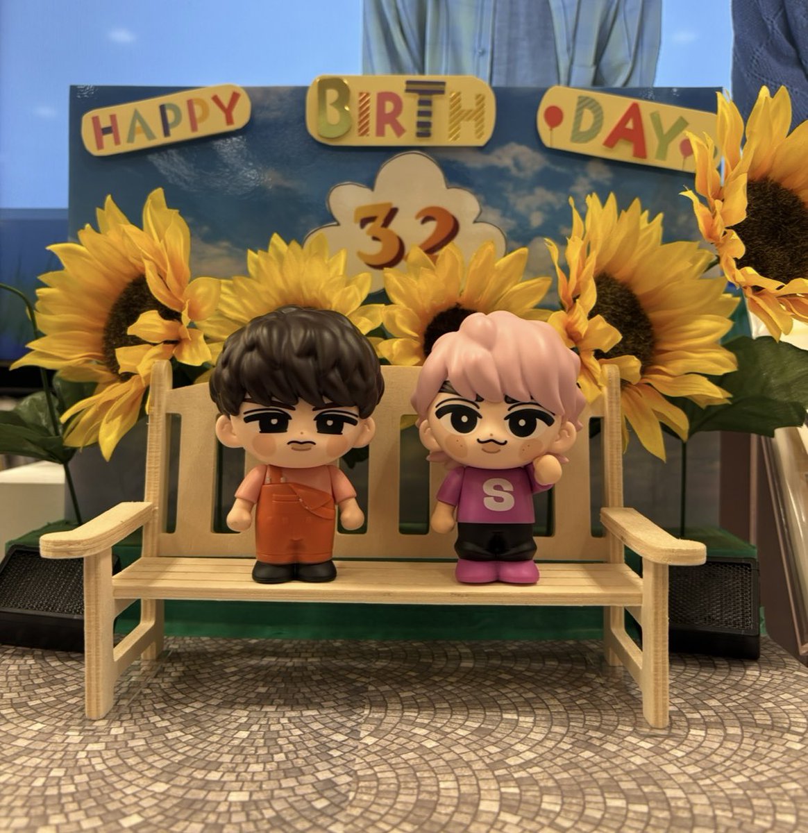 ko___n3's tweet photo. 念願の、タワレコ橿原店さんの誕生祭🌻🌻
店内でファインダーが流れてて、めちゃくちゃ可愛いフォトスポットがあって、全部が愛でした……レシートも可愛かった😭！(そして4冊目のタイドラマガイドD)

#俺たちの向井康二はやっぱ最高
#タワ橿強火向井担 https://t.co/YkfpXQskoA