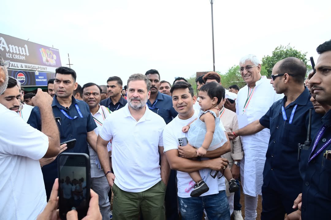 Kunallkb's tweet photo. Spreading love and happiness!
📍Near Raipur Airport https://t.co/h6SqsqOXL7