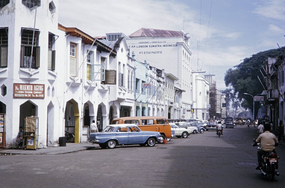 potretlawas's tweet photo. Kesawan, Medan, circa 1974, jepretan Harisson Forman.

Selain nama-nama tak biasa, jalanan Medan juga menyimpan relik-relik era kejayaan perkebunan kolonial. Deretan rumah-rumah toko ini pengingat bahwa Medan pernah jadi salah satu gelanggang utama perekonomian kolonial. https://t.co/Eb1KHJ1x7l