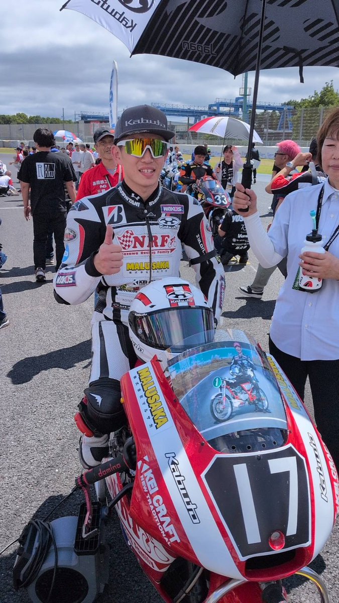 Moto_NH77's tweet photo. 2026 JRR Rd.TSUKUBA✅
QP P15
RACE P15

フリーで新しいブレーキシステムが上手く行かず朝全て元に戻し💧

予選は出だしからいいフィーリングだったのに途中でPITに戻ったばかりに最後は黄旗に阻まれアタック失敗💦

決勝はスタートそこそこブレーキも問題なく抜きながら前に詰めていたのにシフトチェンジが上手く行かなくなって人間もバテて失速💧

ポイントは獲れたけどそう言う問題じゃない👊

シフトももう何年も悩んでる部分だし人間がバテてるのは1番ありえない👎

次戦もてぎまでにシフト周りはヒントを貰ったのでひたすらトライして行きます👍

目が回りそうな程色んな人に声掛け・差入れ頂きました🥹

スーツとウェアには喪章をつけて薄井さんと一緒に走ったんですがまたあーやこーや言われてそう笑

物販は今年は準備し切れないので控えようかと思ったんですがもてぎ戦はちょっと考えます笑

2日間ありがとうございました✨

#JRR
#全日本ロードレース
#JGP3
#NozawaRacingFamily
#No11