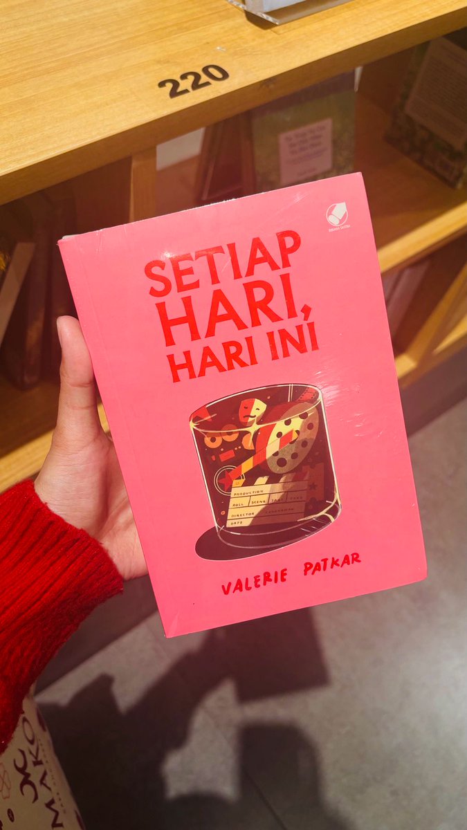 bluerkiss's tweet photo. YAY! birthday well spent❤️
got theese gift for myself hihi, happy sekali bisa merayakan with my own money, Makasih banyak ya Ya Allah🥺
Secured bts ticket's and setiap hari, hari ini punya kak @setiaphariini ❤️ sengaja mau beli offline dan ternyata sempetannya pas b'day😆💗 https://t.co/8tmzhH4X2u