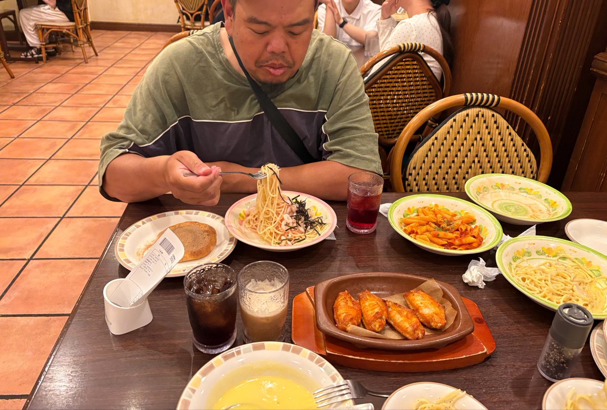 lockontime's tweet photo. おじさんとサイゼ https://t.co/LLc1J4aZ0u
