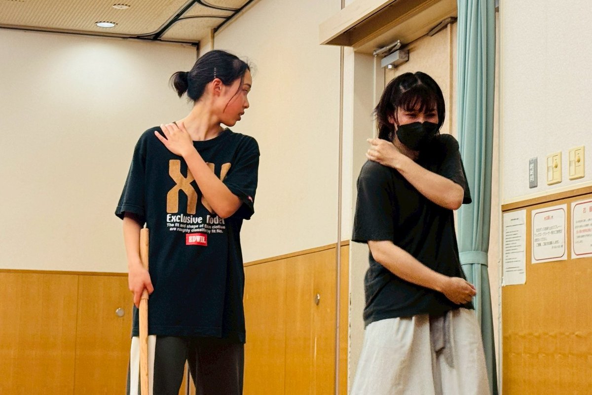 mkaji1999's tweet photo. 師範の酒井です😊
先日の無銘鍛冶は、お久しぶりの方やお初の方も参加され基礎からみっちり💪
その後、イツメンと初心者組にわかれ立ち回り稽古🎵
皆さん、汗だく＆慣れない動きながら頑張りました✨️
次回は6/26(金)、宜しくお願いします‼️
🌐https://t.co/Mc7ZoZbCs9
#無銘鍛冶 #殺陣 #東十条 https://t.co/86mK8FcKO4