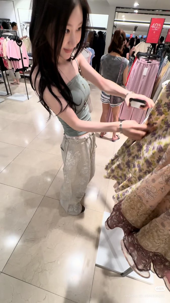 LCRuniverse's tweet photo. Last afternoon, OP met Chaeryeong was shopping in Harbour City mall, Hongkong (where the same fit on her insta)

https://t.co/SPGxbd7PG9 https://t.co/iV1uPK37Rv