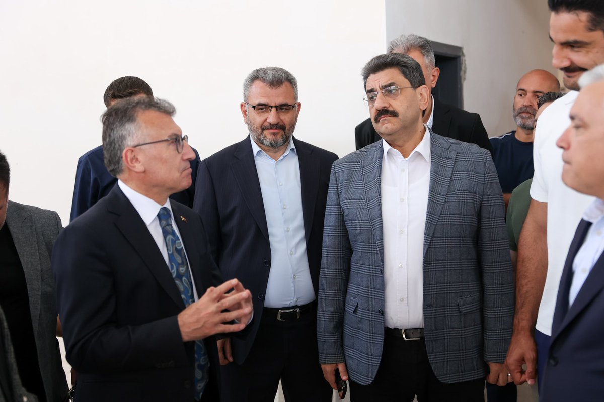 hakanaksu058's tweet photo. 📍#Sivas 4 Eylül Spor Vadisi

TBMM AK Parti Grup Başkanımız Sayın @avabdullahguler, Valimiz Sayın @valisimsek, Türkiye Güreş Federasyonu Başkanımız ve hemşehrimiz Sayın @tahaakgul ve İl Başkanımız Sayın @avytanriverdi ile birlikte, 4 Eylül Spor Vadisi’nde yapımı devam eden Gençlik ve Spor Hizmet Binası ile Tenis Kortları inşaatlarında incelemelerde bulunarak yürütülen çalışmalar hakkında bilgi aldık.

Gençlerimizin ve çocuklarımızın sportif faaliyetlerine ve sosyal hayatlarına değer katacak yatırımların şehrimize hayırlı olmasını diliyorum.