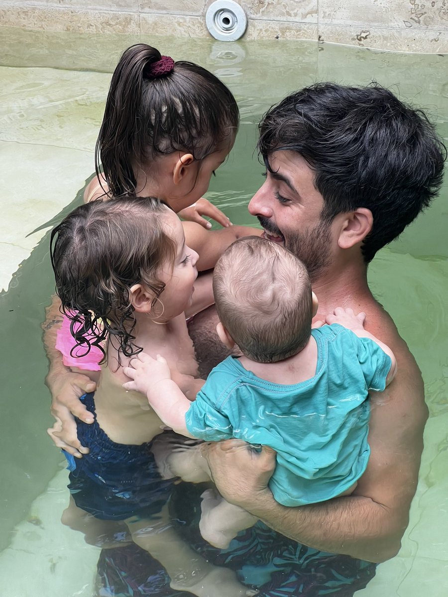 julietalucioli's tweet photo. Feliz día al mejor papá del mundo 🏆❤️Superaste todo tipo de expectativas, no pude haber elegido mejor al papá de nuestros bebés. Te amamos tanto tanto! ❤️ 

Feliz día para todos los papás de este antro ✨🤍 https://t.co/Er4zwZnqIi