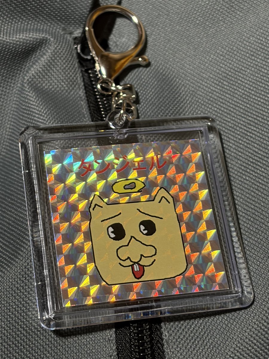 T_Taruca's tweet photo. 受け取っていただくだけで御の字なわけですがスマホカバー内にわざわざ挟んでいただいている方がおられましてこれは大変嬉しゅうございました。 https://t.co/Q79AJ7xdHq