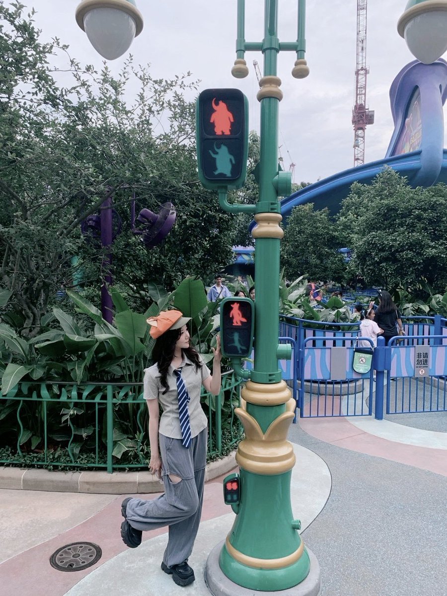 zm2bx's tweet photo. 上海ディズニー行くなどした https://t.co/P11SmdvZks