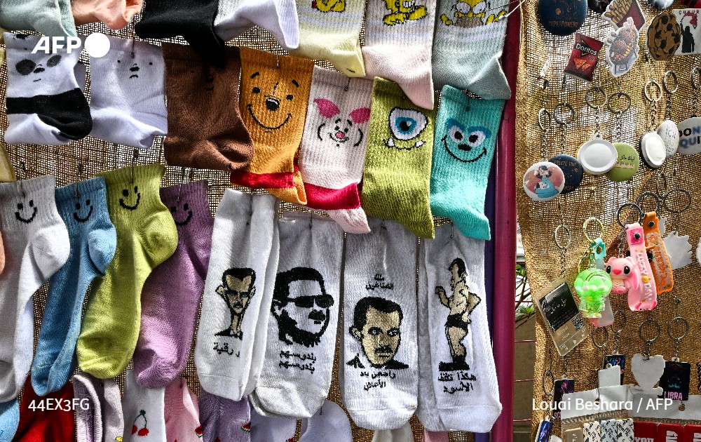 Julestelles's tweet photo. En su tienda de Damasco, Basel al Sati ofrece toda una gama de calcetines con caricaturas del derrocado presidente Bashar al Asad y su familia, ridiculizando a quien durante tantos años gobernó Siria de forma represiva #AFP https://t.co/IVCQ52wdok https://t.co/Z5sON97EGM