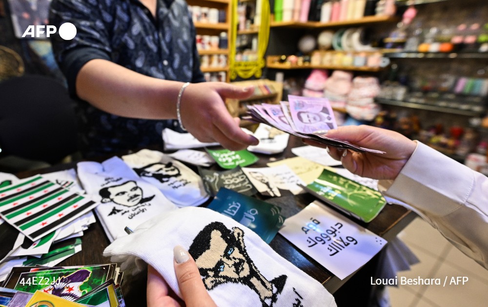Julestelles's tweet photo. En su tienda de Damasco, Basel al Sati ofrece toda una gama de calcetines con caricaturas del derrocado presidente Bashar al Asad y su familia, ridiculizando a quien durante tantos años gobernó Siria de forma represiva #AFP https://t.co/IVCQ52wdok https://t.co/Z5sON97EGM