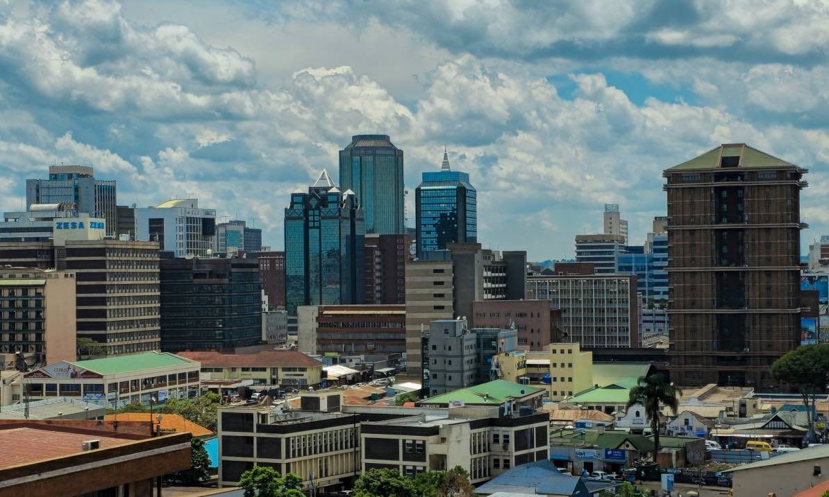 stats_wire's tweet photo. Zimbabwe 🇿🇼 and South Africa 🇿🇦 could have been one country.

1. In 1922, voters in Southern Rhodesia (now Zimbabwe) were given the choice of joining South Africa. 

2. They rejected the proposal and chose self-government instead, keeping the two territories on separate paths.

📸 Johannesburg + Harare