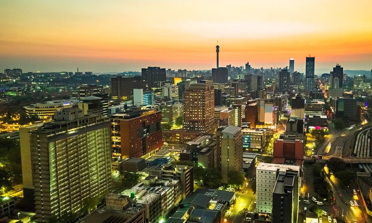 stats_wire's tweet photo. Zimbabwe 🇿🇼 and South Africa 🇿🇦 could have been one country.

1. In 1922, voters in Southern Rhodesia (now Zimbabwe) were given the choice of joining South Africa. 

2. They rejected the proposal and chose self-government instead, keeping the two territories on separate paths.

📸 Johannesburg + Harare