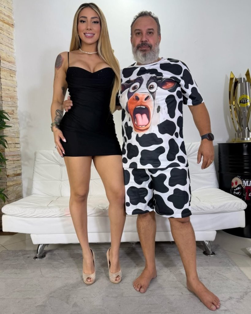 FamosasKz's tweet photo. 🚨VEJA: TED GRAVA NOVA CARONA COM ESSA FAMOSA INFLUENCER, QUE DIZ QUE "SENTIU TES40 NA ROUPA DELE" 😂🔥

Veja nos comentários 👀 https://t.co/I6dOsPC9c8