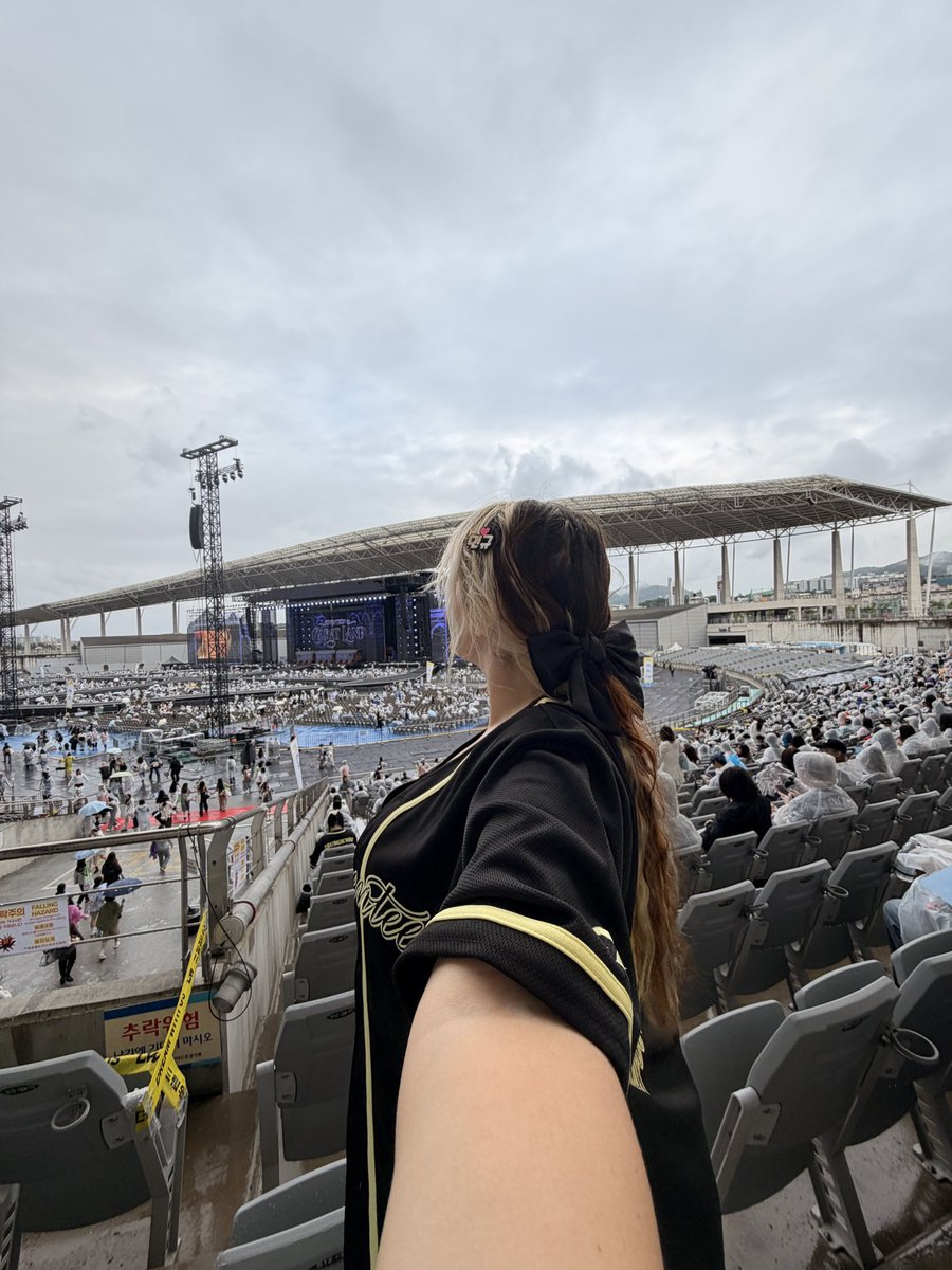 nonusvt's tweet photo. until we meet again. i’ll be here waiting for your safe return ˶o̴̶̷᷄‸o̴̶̷̥᷅˶ #캐럿랜드 #caratland @pledis_17 https://t.co/vCK5mNae4o