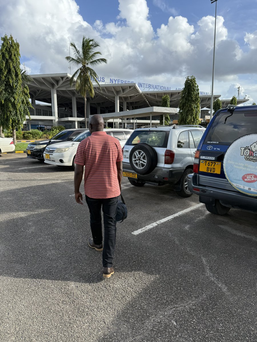 Thommunkondya's tweet photo. Leo, kama Siku ya Baba Duniani, nimekumbuka kisa kimoja kuhusu baba yangu nikiwa chuoni UDSM. 🙌🏿

Nilipokuja Dar es Salaam kwa mara ya kwanza baada ya kuchaguliwa kujiunga na UDSM, nakumbuka ndiyo ilikuwa mara ya kwanza baba alinipa TZS 100,000 kama pocket money. Njiani nikakata tiketi ya Rungwe Express kutoka Tunduma hadi Dar es Salaam.

Baada ya kuanza chuo maisha yalikuwa magumu sana. Mwanzoni nilipata mkopo wa 80%, lakini baadaye ukakatwa nikabaki na 0%. Nikawa napata boom tu, ambalo lilikuwa linasaidia kulipa ada kwa kushirikiana na mzee. Pocket money nilikuwa napewa TZS 15,000 au 30,000 kwa mwezi hela ambayo haikutosha kabisa, japo nilikuwa hostel. Mara nyingi nilikuwa nakula kwa kuchanga na wenzangu au kunywa chai na keki pale Hall 5 UDSM au kwenda riverside kwa wale wa mama wa barabarani usiku au kula kifusi😁 .

Baba yangu, licha ya umaskini wake, suala la elimu alikuwa halichezewi. Angeweza kufanya chochote ili nisiikwame shule.

Siku moja nikampiga kibomu. Nikamwambia kwamba sisi wanafunzi wa sayansi tunatakiwa kwenda maabara na kila mmoja achange TZS 500,000. Ukweli ni kwamba nilihitaji pesa za kununua nguo na simu kwasababu mimi chuo nimeenda sina smartphone wala laptop. Nilijua tu nikimwambia hivyo, mzee angefanya lolote kuhakikisha sipati shida chuoni.

Baada ya siku chache akanitumia TZS 500,000. Mimi nikazitumia zote kununua nguo na kutumbua club. Enzi zile maisha ya club LAPF pale Makumbusho ilikuwa moto. 😅

Muda ukaenda, likizo ikafika nikarudi nyumbani. Siku kama ya pili tu, mama akaniambia:

“Baba yako hana amani kabisa. Ana deni kubwa kwa sababu ya pesa alizokutumia chuoni. Ameenda kuuza mahindi shambani kwa hasara, wakati hata hayajakomaa wala kuvunwa, ili tu aweze kulipa deni hilo.”

💔💔😪

Aisee, sijawahi kujuta kama siku ile. Roho iliniuma sana. Fikiria mtu anauza mahindi ambayo bado hayajavunwa kwa hasara, kisa tu alitaka mtoto wake asiikwame chuoni.

Nililia sana. Nikamuomba baba msamaha kwa moyo wangu wote.

Tangu siku hiyo ikawa mwanzo na mwisho wangu kuomba pesa nyumbani kwa matumizi binafsi. Nikajiambia, “Mimi na Dar es Salaam mpaka kieleweke. Nilale njaa sawa, lakini sitamuongezea mzigo baba.” Isipokuwa labda suala la nauli tu.

Leo ninajivunia sana baba yangu. 💪🏿

Amenifundisha maana halisi ya kuwa baba. Amenifundisha maana ya kuwa mwanaume. Amenionyesha kwamba upendo wa mzazi haupimwi kwa utajiri, bali kwa kujitoa.

Happy Father’s Day kwa baba yangu na kwa mababa wote wanaopambana kimya kimya kuhakikisha watoto wao wanapata maisha bora kuliko wao walivyokuwa nayo. ❤️🙏🏿

Mzee, nakupenda sana na nitabaki nakushukuru milele.  Ahsante kwa kuendelea kuwa shabiki yangu🙌🏿💪🏿
