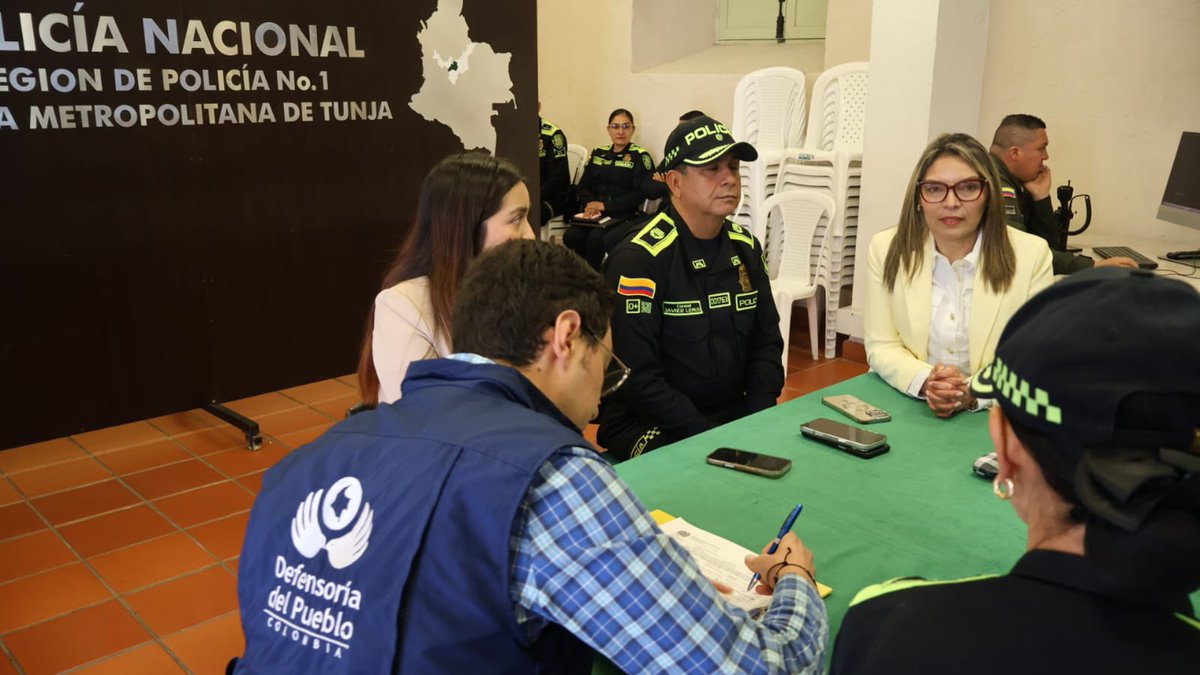 LaIndependenci1's tweet photo. Desde las instalaciones de @PoliciaMTunja, se instala el #PMU liderado por el Coronel Javier Lemus, la Dra. María Paula Jiménez @AlcaldiaTunja, y demás autoridades municipales, quienes monitorean de primera mano este #PlanDemocracia2026.
#VotoSeguro https://t.co/rWsUObmwOO