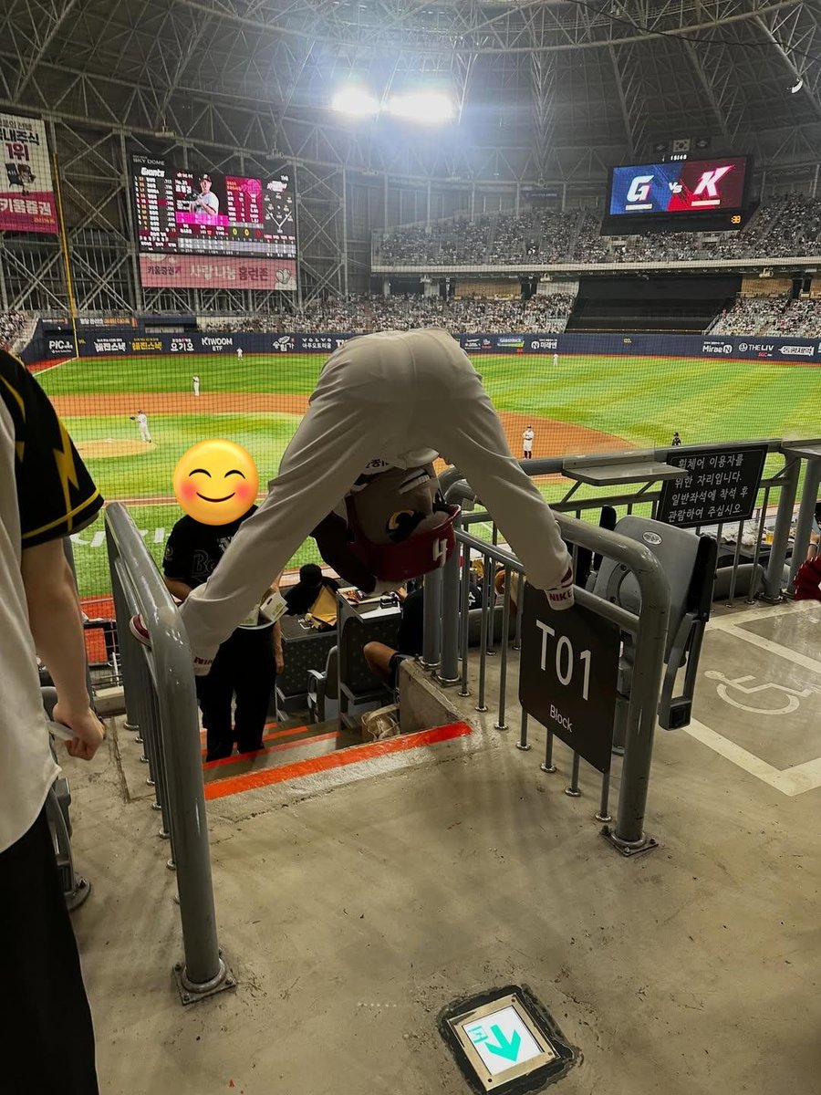 rae913_'s tweet photo. 쓰레드에서 주웠는데 
일주일 전패하니깐 마스코트도 미쳤음 ㅅㅂ https://t.co/7k8IP2lUzj