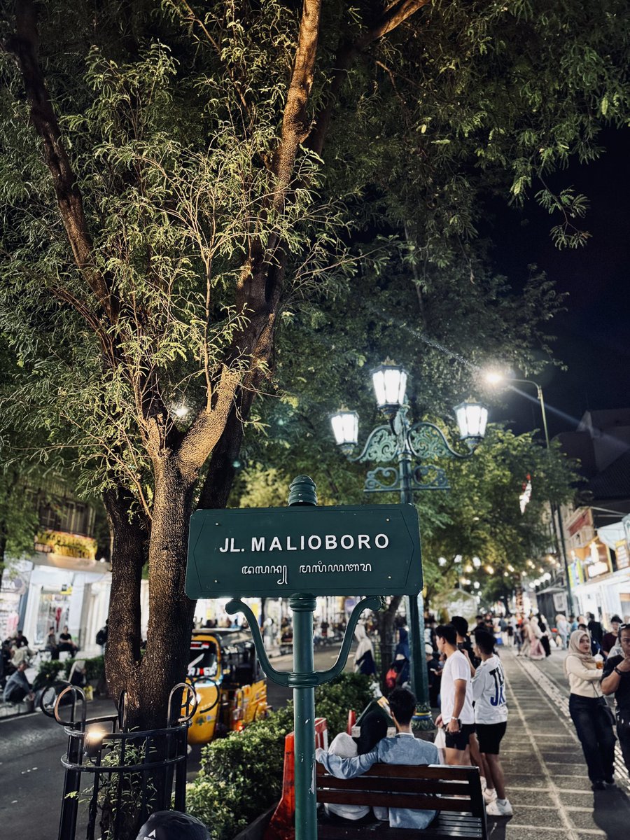 masakpartikelir's tweet photo. Sebagai warga Jogja, jalan-jalan di Malioboro jujur janggal, dalam hati kayak "tempat apa ini? takseharusnya aku ada di sini" #RandomVisual https://t.co/XCUJMpPY8s