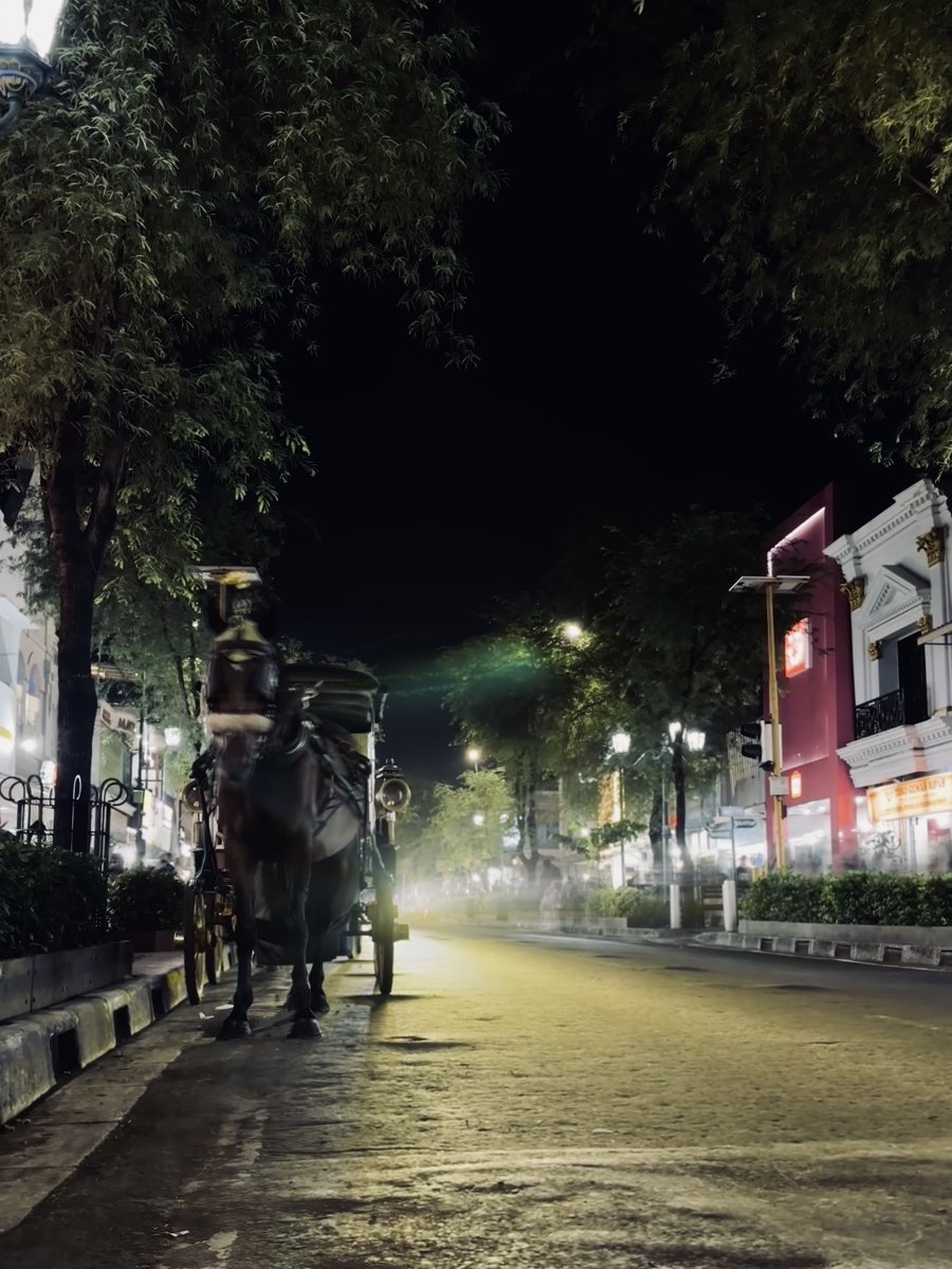 masakpartikelir's tweet photo. Sebagai warga Jogja, jalan-jalan di Malioboro jujur janggal, dalam hati kayak "tempat apa ini? takseharusnya aku ada di sini" #RandomVisual https://t.co/XCUJMpPY8s