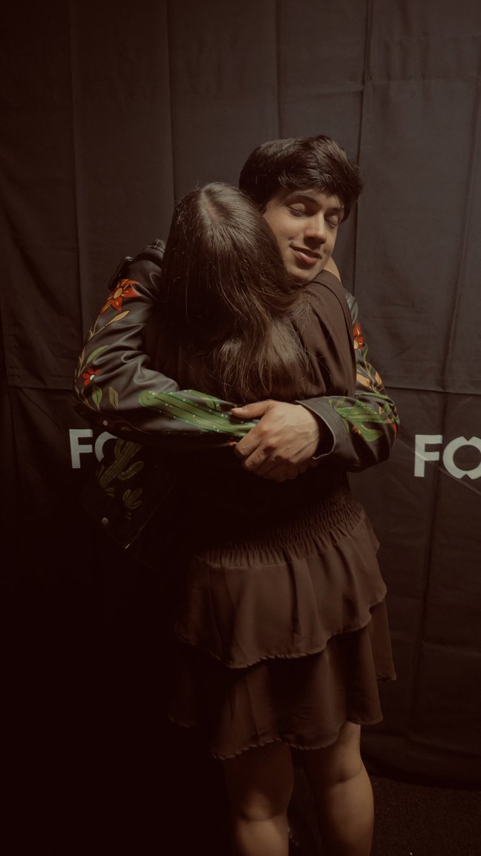 miquefm's tweet photo. mayrllon é único. e toda vez que o vejo é assim. um abração, com verdade, carinho e muito amor. leo, eu te amo muito. te ver cantar aqui é sempre muito especial, porque eu lembro quando tudo isso era apenas sonho. você é um artista gigante e mais ainda: um ser humano incrível. ❤️ https://t.co/7fCp9xERHv
