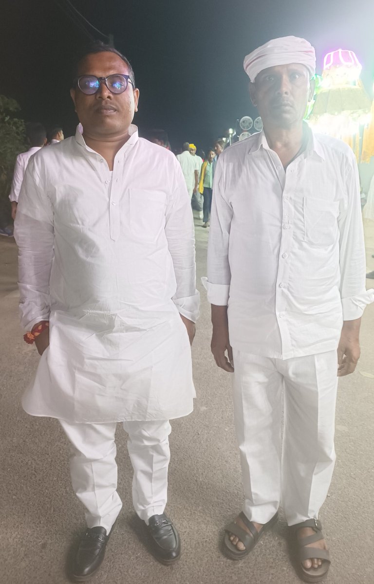 AjitYadav_Neta's tweet photo. #FathersDay | "पितृ दिवस" की हार्दिक शुभकामनाएं ✨

हमारे जीवन में पिता का महत्व अवर्णनीय हैं। जिंदगी अगर तपिश है तो, पिता शीतल छाँव हैं।

आज का दिन उन्हीं को समर्पित 🙏🏻 https://t.co/UvyTIKHJY8