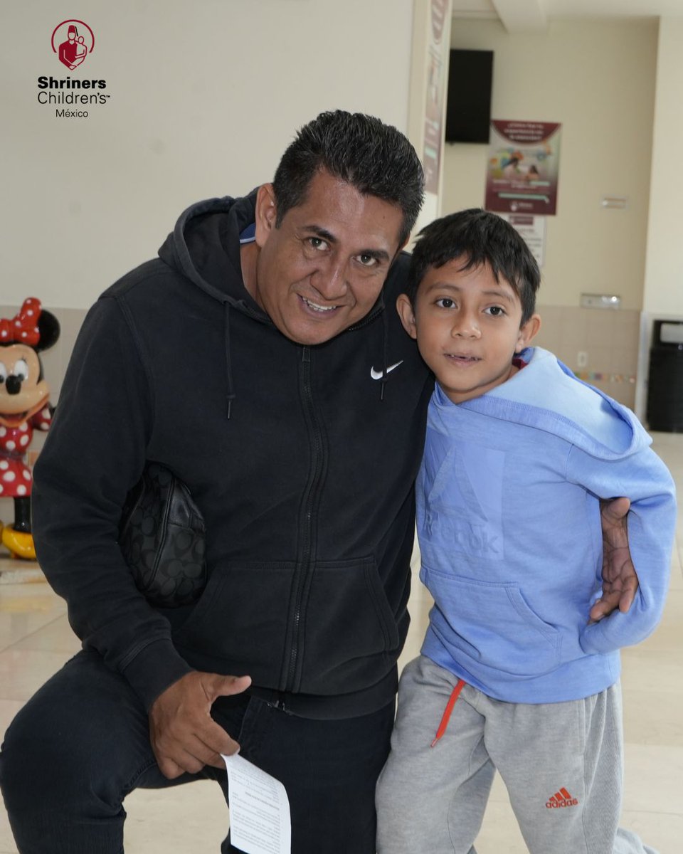 ShrinersMEX's tweet photo. #FelizDíaDelPadre
A todos los papás que acompañan con amor cada consulta, cada tratamiento y cada pequeño gran logro: gracias por ser un pilar en la vida de sus pacientes 💖.
#21DeJunio #ShrinersMéxico #TransformandoVidas https://t.co/F6NWqHFZUU