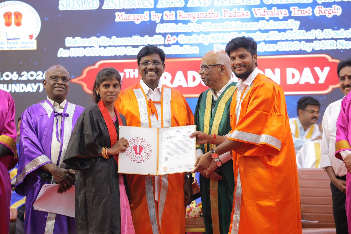 RameshOffcl's tweet photo. திருச்சி மாவட்டம், திருவரங்கம் சட்டமன்ற தொகுதிக்கு உட்பட்ட ஸ்ரீமத் ஆண்டவன��� கலை மற்றும் அறிவியல் கல்லூரி பட்டமளிப்பு விழாவில் நானும், மாண்புமிகு உயர் கல்வித்துறை அமைச்சர் அன்பு அண்ணன் திரு.விஸ்வநாதன் அவர்களும் கலந்துகொண்டு கல்வி முடித்த மாணவர்களுக்கு பட்டங்களை வழங்கினோம். 

@CMOTamilnadu | @TVKVijayHQ