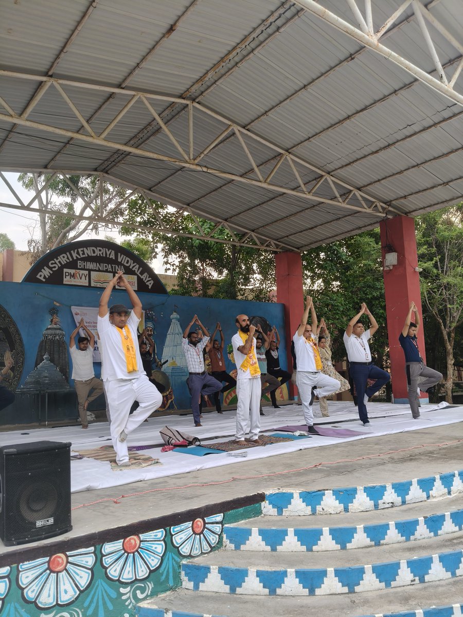 KVBHAWANIPATNA's tweet photo. 12th #InternationalYogaDay!

Students and staff members of PM SHRI KV Bhawanipatna performed yoga reaffirming their commitment to health, wellness, and holistic living.

#YogaForHealthyAgeing #IDY2026
@EduMinOfIndia  @kvs_ro @BbsrRo https://t.co/GF94Fi7sw1